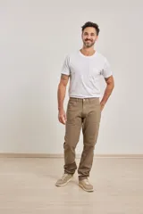 Pantalón de corte recto y estilo clásico, confeccionado en sarga de algodón con elastano. Cuenta con diseño de cinco bolsillos, cierre frontal con botón metálico y costuras reforzadas.