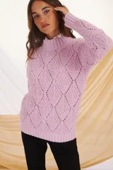 Sweater de punto calado color lila con cuello alto.