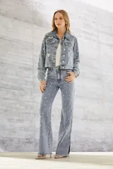 Campera de jean celeste con detalles de roturas y apliques de perlas.