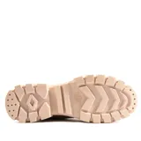 Botas Palladium Revolt de caña alta color beige con estampado animal print en negro. Suela track color beige.