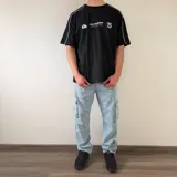 Pantalón cargo de jean azul, de corte recto y tiro medio, con bolsillos laterales con solapa en las piernas.