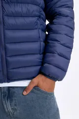 Campera capitoneada de color azul con capucha, cierre frontal y diseño acolchado.