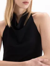 Vestido corto negro de corte recto con cuello tipo cowl halter y espalda descubierta.