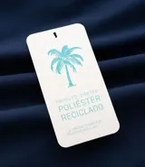 Bermuda masculina color beige, tipo boardshort, confeccionada en microfibra. Cuenta con cintura elástica, cordón ajustable y bolsillos.