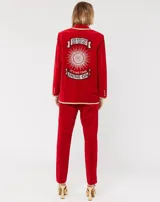 Pantalón de terciopelo color rojo, de corte recto.