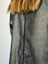 Blazer blanco de lino y viscosa, con solapas y cierre de un botón.