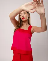 Top fucsia de lino con breteles anchos y diseño de franjas combinadas en rojo.
