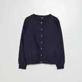 Cárdigan azul marino de punto liso con cuello redondo y cierre frontal con botones.