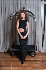 Vestido largo negro de red con corte en la cintura y cuello redondo.