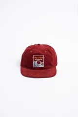 Gorra de béisbol color terracota con logo bordado en el frente.