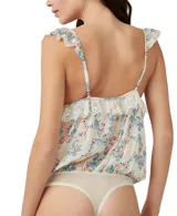 Body blanco con estampado floral celeste, con breteles finos con volados y detalles de encaje.