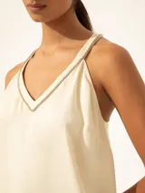 Top negro de viscosa sin mangas, con breteles finos y apliques de strass en breteles y escote.