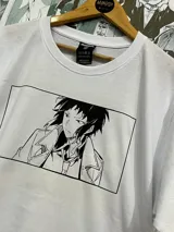 Remera blanca de algodón con estampado de Ryūnosuke Akutagawa, personaje del anime Bungō Stray Dogs.