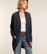 Cárdigan largo color azul marino, de punto, con frente abierto y bolsillos laterales.