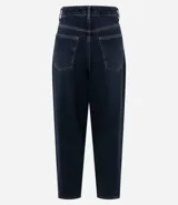 Pantalón de jean modelo new carrot, color azul oscuro, con tiro alto, cintura con pasantes, cierre frontal con botón y cremallera, bolsillos laterales y traseros, y detalles de tachas metálicas en forma de corazón.