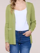 Cardigan de punto acanalado color verde, con bolsillos simulados y ribetes en contraste blanco en la apertura frontal, puños y bolsillos, de manga larga y diseño abierto.