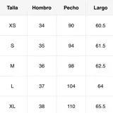 Chaleco de jean celeste con lavado ácido, con botones metálicos y apliques de flores blancas.