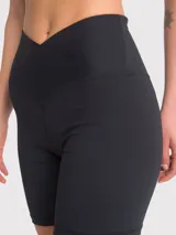 Calza biker negra de tiro alto, con pretina en V y bandas de silicona en el interior para mayor sujeción.