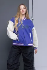 Pantalón parachute color beige con cintura elástica y cordón ajustable, bolsillos laterales y puños elásticos.