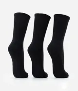 Kit de tres pares de medias deportivas de caña larga, confeccionadas en tejido de algodón suave y resistente.