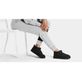 Botas cortas UGG Classic Ultra Mini negras de piel de oveja Twinface con tratamiento hidrófugo, forro de piel de oveja, plantilla de UGGplush™ y suela Treadlite by UGG™.