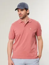 Remera polo salmón de corte regular, confeccionada en algodón. Presenta cuello clásico con botones y logo bordado en el pecho.