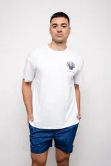 Remera blanca de algodón con estampado de una concha de mar azul y la frase 'Summer time' en rojo.