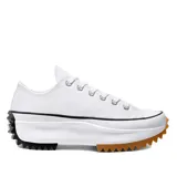 Championes Converse Run Star Hike OX de caña baja, color blanco, con suela de plataforma gruesa con diseño dentado en marrón y negro.