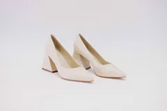 Zapatos de tacón color fucsia con textura croco, punta fina y tacón cuadrado forrado en cuero.