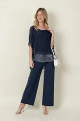 Pantalón negro de corte recto, confeccionado en algodón y elastano. Presenta bolsillos laterales y cintura elastizada.