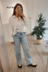 Jean celeste con efecto nevado, de corte wide leg y tiro medio alto.