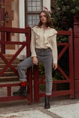 Camisa celeste de manga larga con cuello mao y volados frontales.