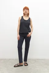 Pantalón de mezclilla de corte slim fit, color azul marino oscuro, con tiro medio y cierre de botones.