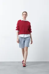 Sweater tramado de diseño clásico color rojo, con textura en relieve que crea un efecto de cuadros. Tiene cuello redondo y mangas largas.