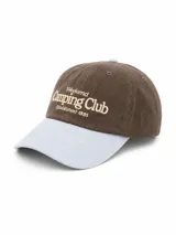 Gorro tipo gorra con visera, copa de terciopelo marrón con bordado frontal "Weekend Camping Club Established 1995" y visera curva en color celeste.