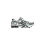 Championes Asics Gel-Kayano 14, modelo White Fjord Grey, confeccionados en malla blanca con superposiciones de material sintético en tonos gris y detalles plateados. Cuenta con tecnología GEL en la suela para mayor amortiguación.