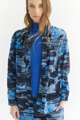 Sobrecamisa de micropana con estampado abstracto en tonos azules y negros. Tiene mangas largas con puños, cuello camisero y cierre frontal con botones.