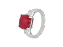 Anillo de plata 925 con raíz de rubí central y baguette de circonias a los costados.