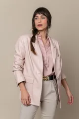 Blazer de cuero color lavanda, con cuello y solapa, bolsillo pequeño en el pecho y dos bolsillos con tapa en el frente.