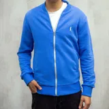 Campera bomber azul con cierre frontal y logo bordado en el pecho.