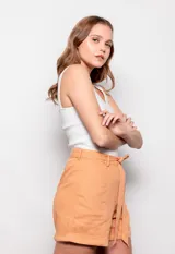 Short negro de lino con lazo en la cintura, bolsillos en el frente y terminación inferior arremangada.