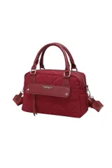 Cartera Trendy acolchada color bordó, de diseño estructurado, con doble asa de mano, bolsillo frontal con cierre y correa ajustable y desmontable.