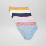 Pack de siete bombachas de corte clásico, confeccionadas en algodón liso en una variedad de colores pasteles y neutros, incluyendo amarillo, blanco, azul marino, rosado, lila, terracota y celeste.