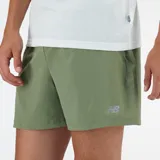 Short de running verde oliva con slip interior incorporado, tecnología NB DRY de secado rápido, bolsillos laterales, bolsillo interno, cordón de ajuste y logo reflectante.