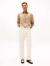 Camisa de popelín de algodón Tommy Hilfiger de corte regular, color beige, con manga larga, cuello camisero y cierre frontal de botones. Cuenta con el logo bordado en el pecho.