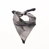 Pañuelo de seda gris con estampado geométrico y abstracto en tonos oscuros y claros, de diseño cuadrado.