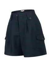Short de lino orgánico color azul marino, de tiro medio con bolsillos cargo laterales y detalles de botones decorativos en la cintura.