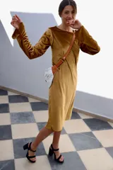 Vestido midi color mostaza de terciopelo, con mangas largas acampanadas y corte recto.
