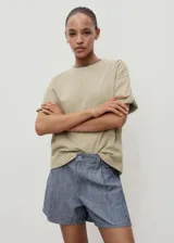 Shorts de algodón estilo denim con diseño de rayas finas, tiro medio, bolsillos y cierre frontal con botón y cremallera.