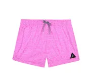 Short de baño rosado con estampado de flores blancas y logo de la marca en la pierna derecha.